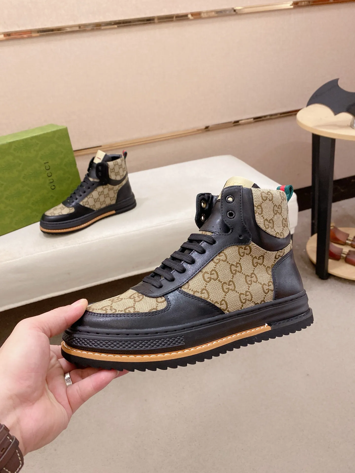 Men's shoes 💰 440 💰 High-quality new high-top GUCCI counters are on the market at the same time. The new men's shoes, 😘fabrics are selected imported cowhide, lining: sheepskin lining. 👍🏿 High-end ☄️ air-cushion molded anti-slip rubber outsole, exquisite lines, simple and elegant, comfortable and high-end for leisure travel. Code number: 38 to 44 (45 can be customized and cannot be returned or exchanged)